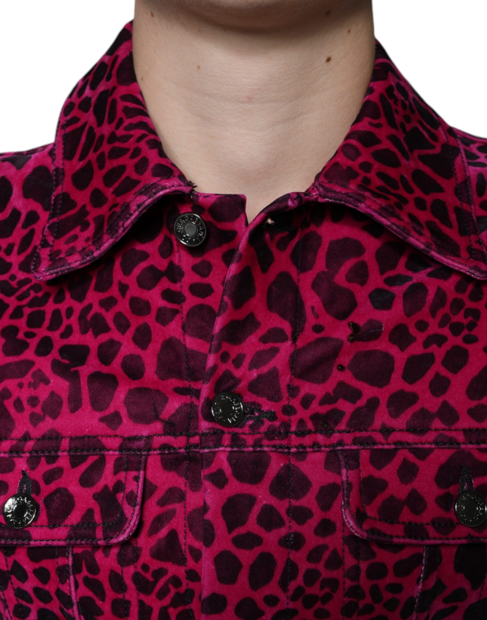 Giacca con colletto abbottonato leopardato fucsia