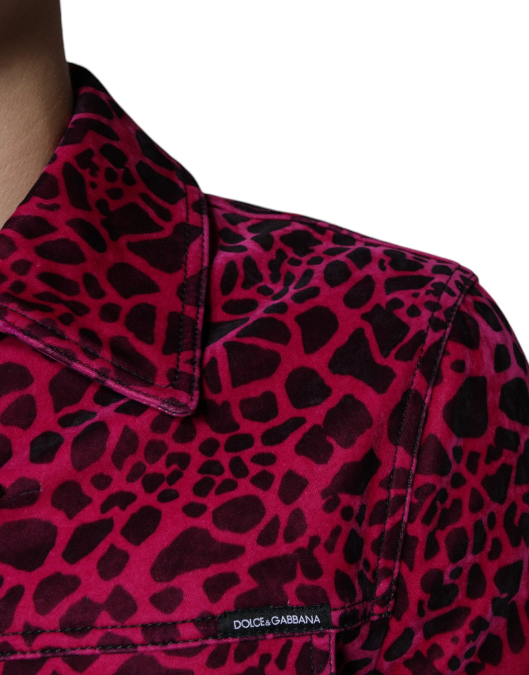 Giacca con colletto abbottonato leopardato fucsia