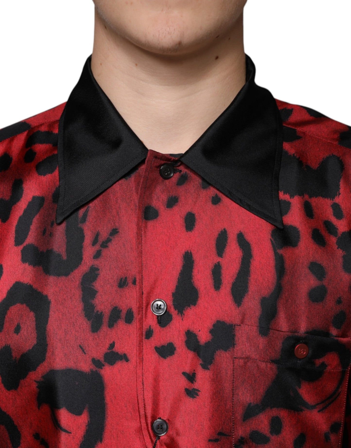 Rotes Button-Down-Freizeithemd aus Seide mit Leopardenmuster
