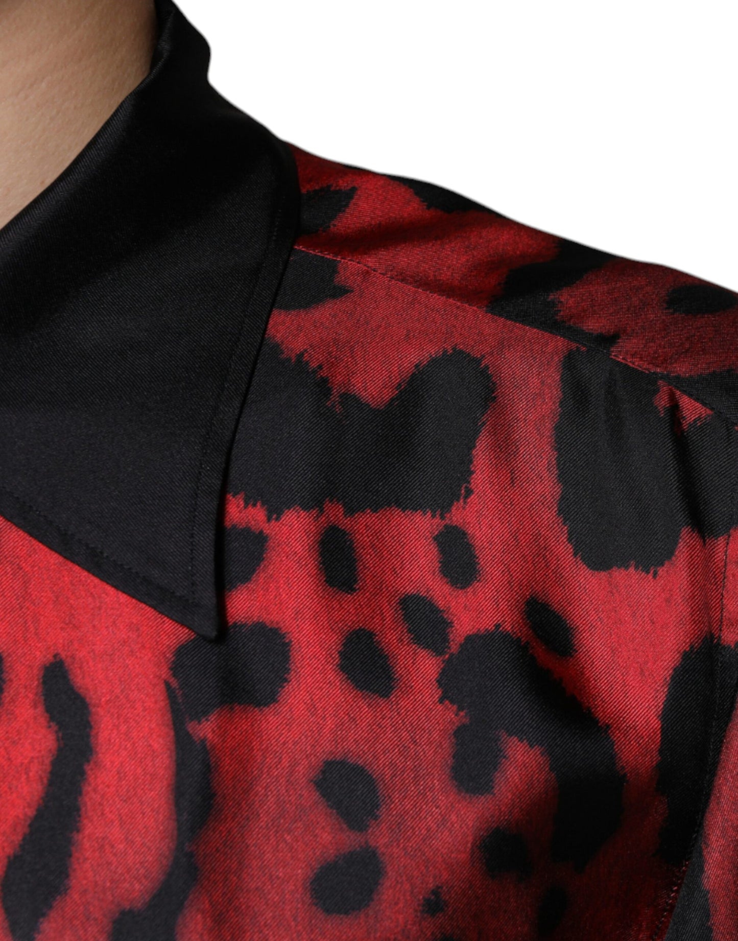 Rotes Button-Down-Freizeithemd aus Seide mit Leopardenmuster