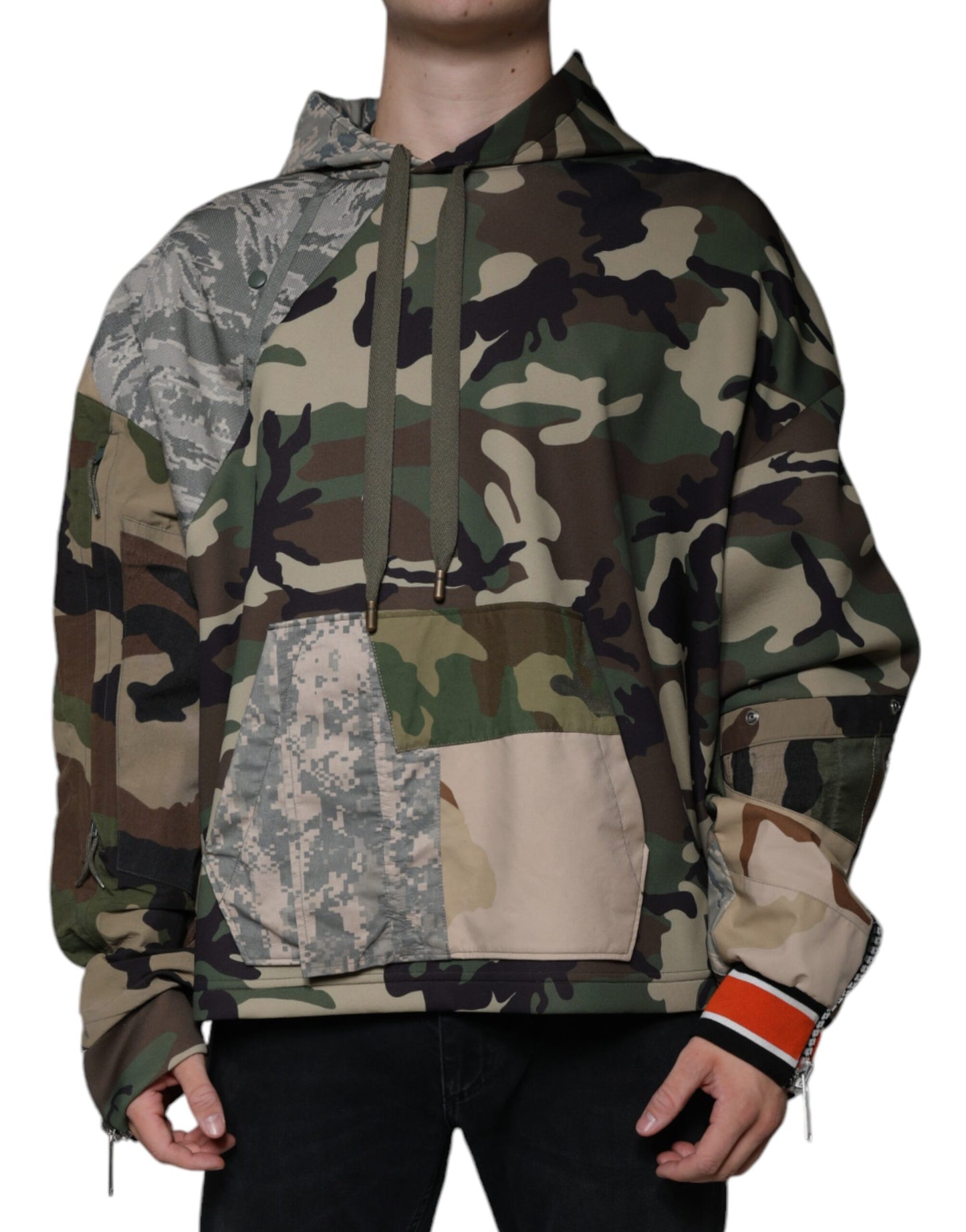 Mehrfarbiger Camouflage-Kapuzenpullover