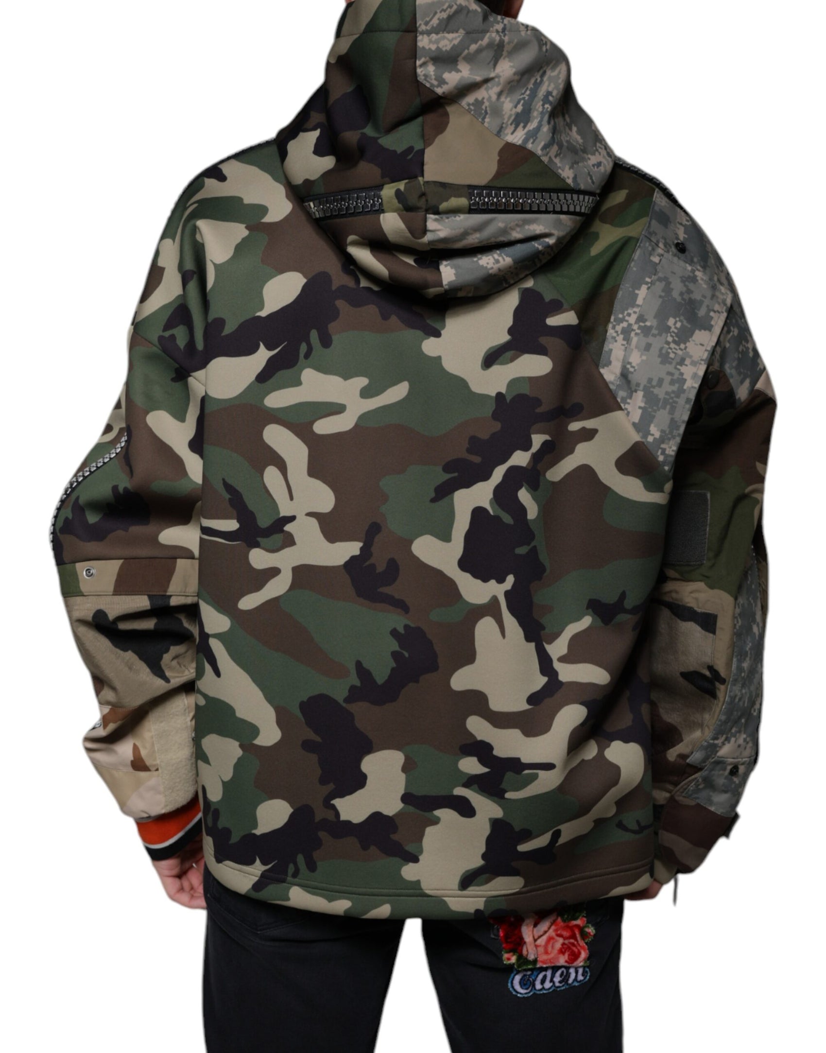 Mehrfarbiger Camouflage-Kapuzenpullover