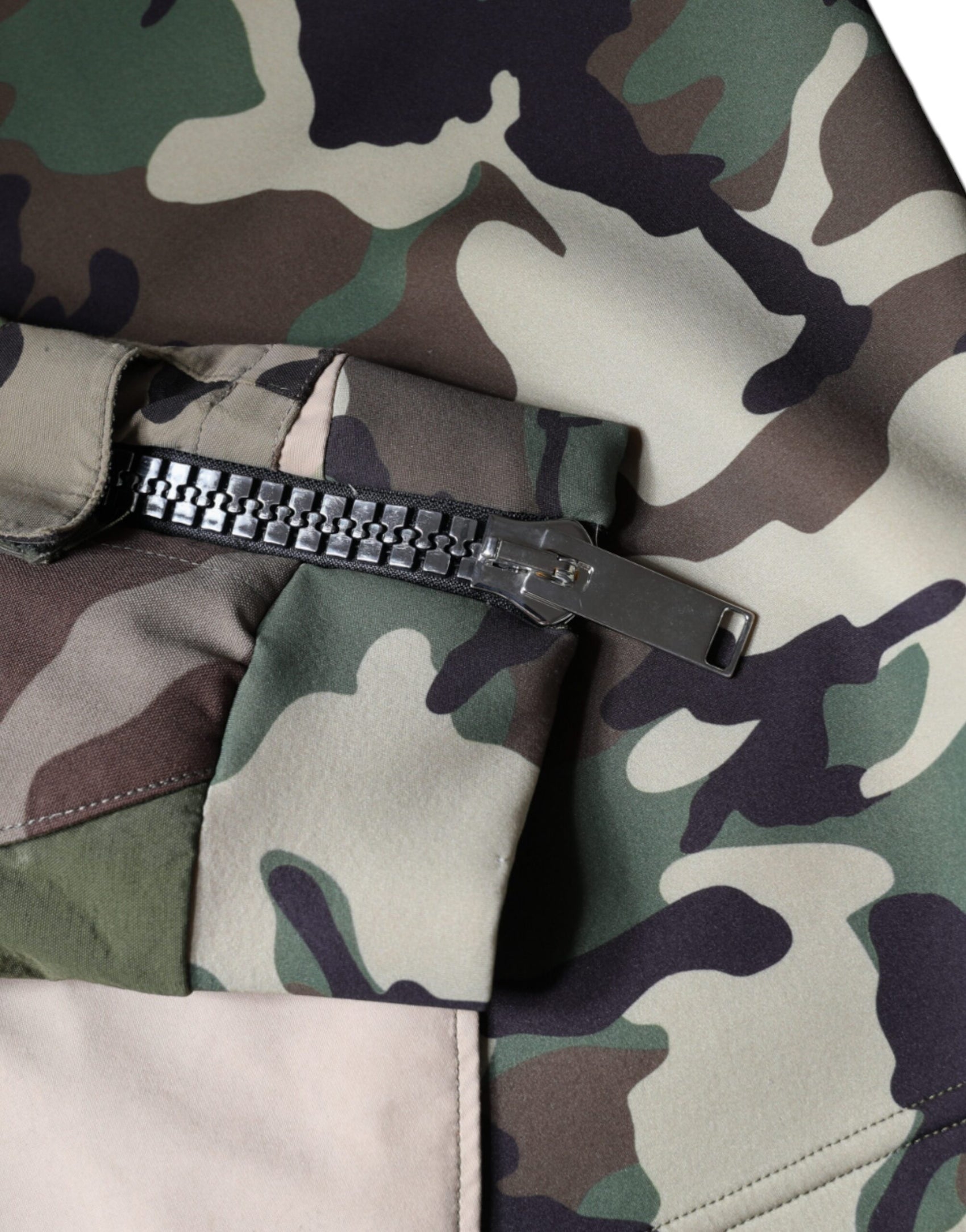 Mehrfarbiger Camouflage-Kapuzenpullover