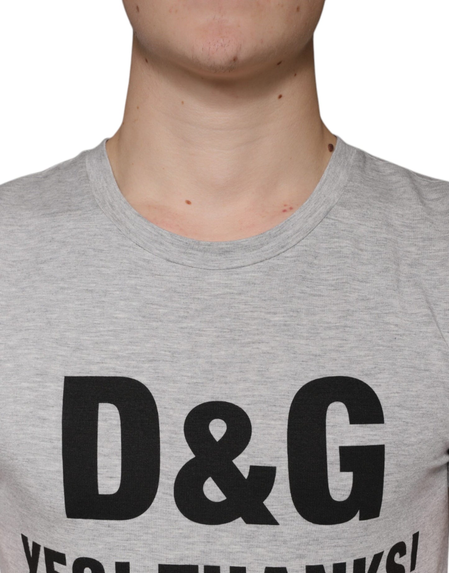 Graues T-Shirt mit Rundhalsausschnitt und kurzen Ärmeln und Logo-Print