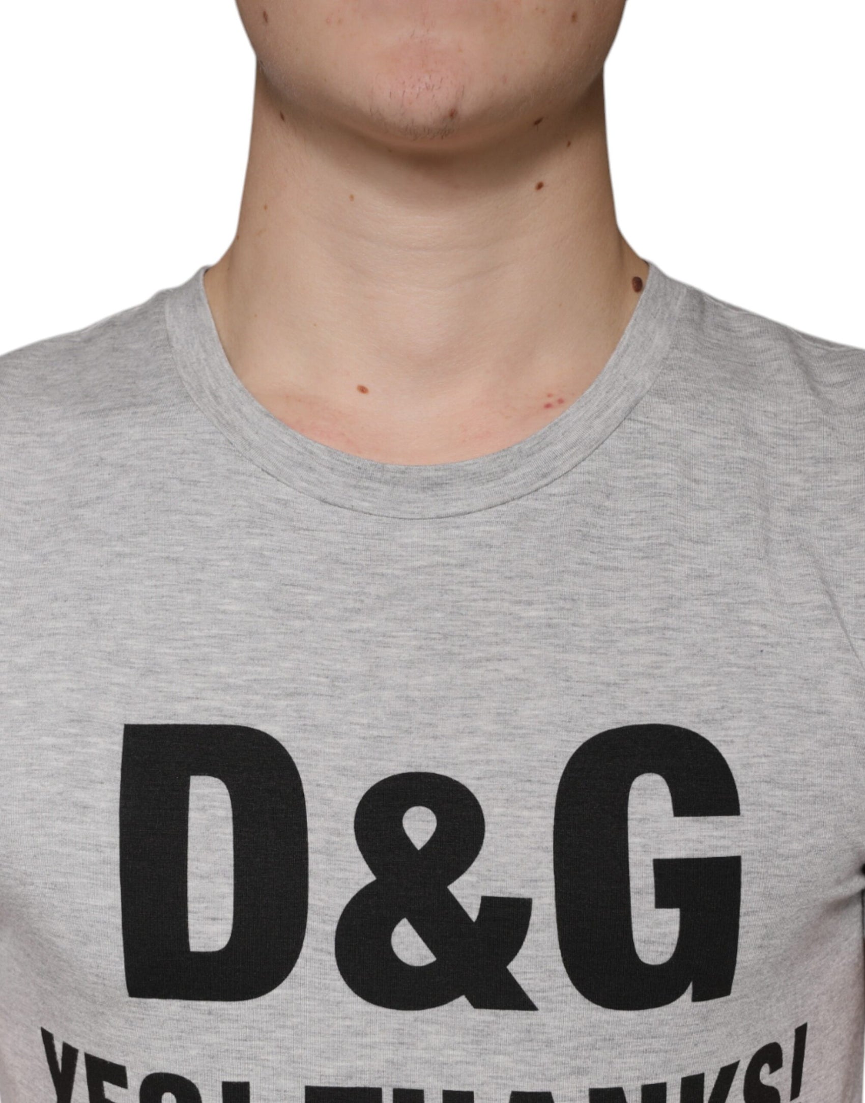 Graues T-Shirt mit Rundhalsausschnitt und kurzen Ärmeln und Logo-Print