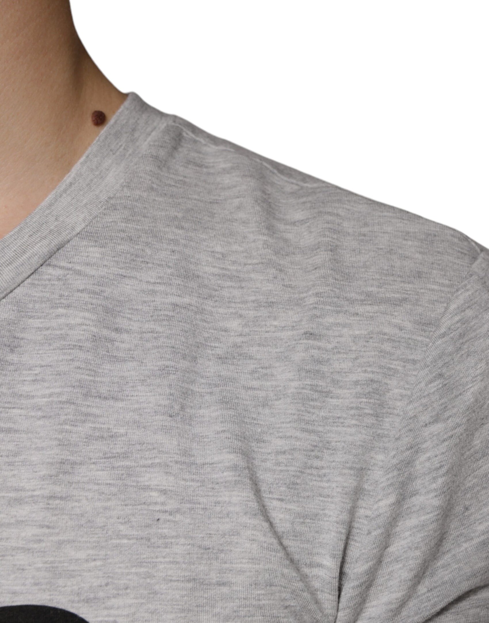 Graues T-Shirt mit Rundhalsausschnitt und kurzen Ärmeln und Logo-Print