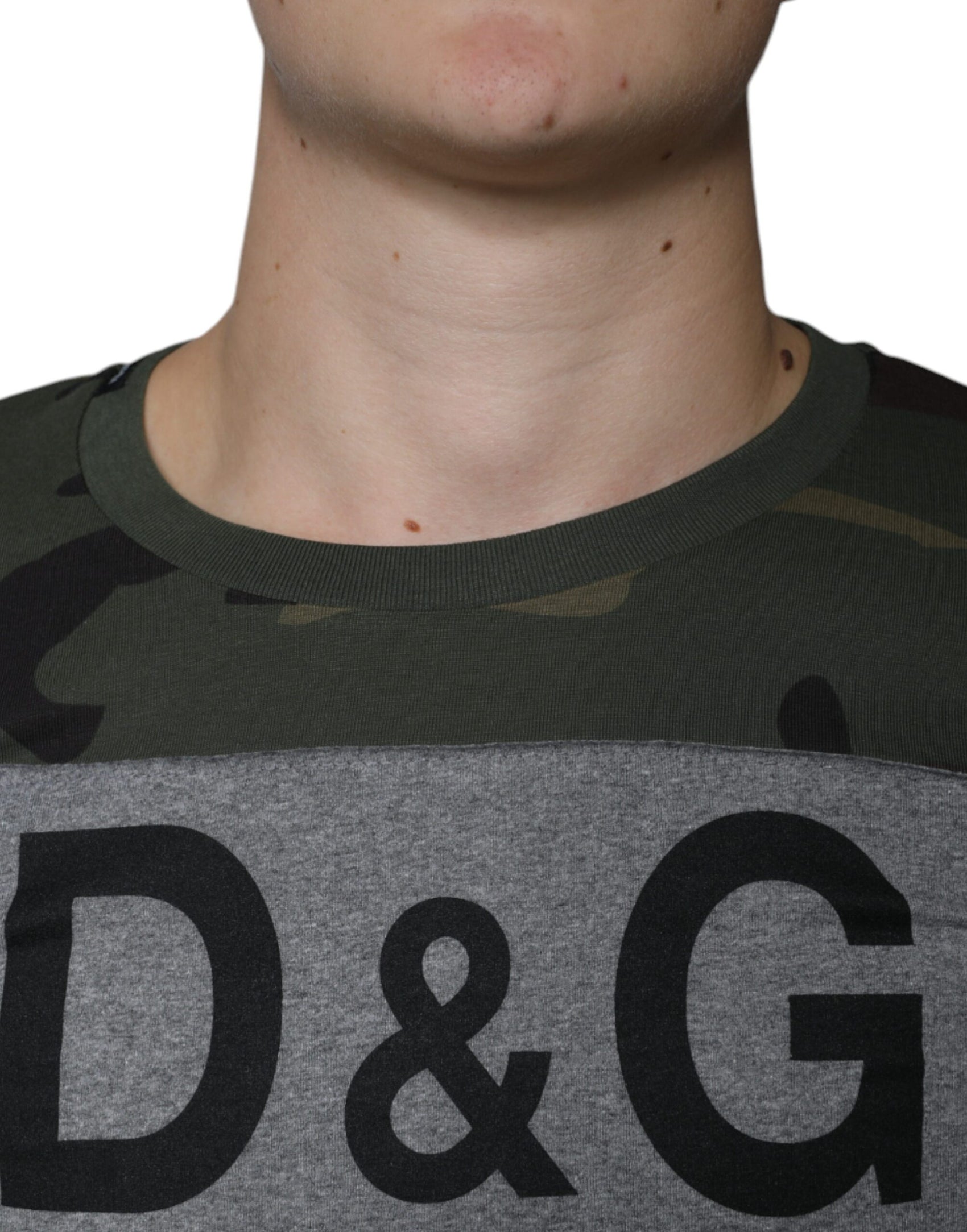 Mehrfarbiges Camouflage-T-Shirt aus Baumwolle mit Rundhalsausschnitt
