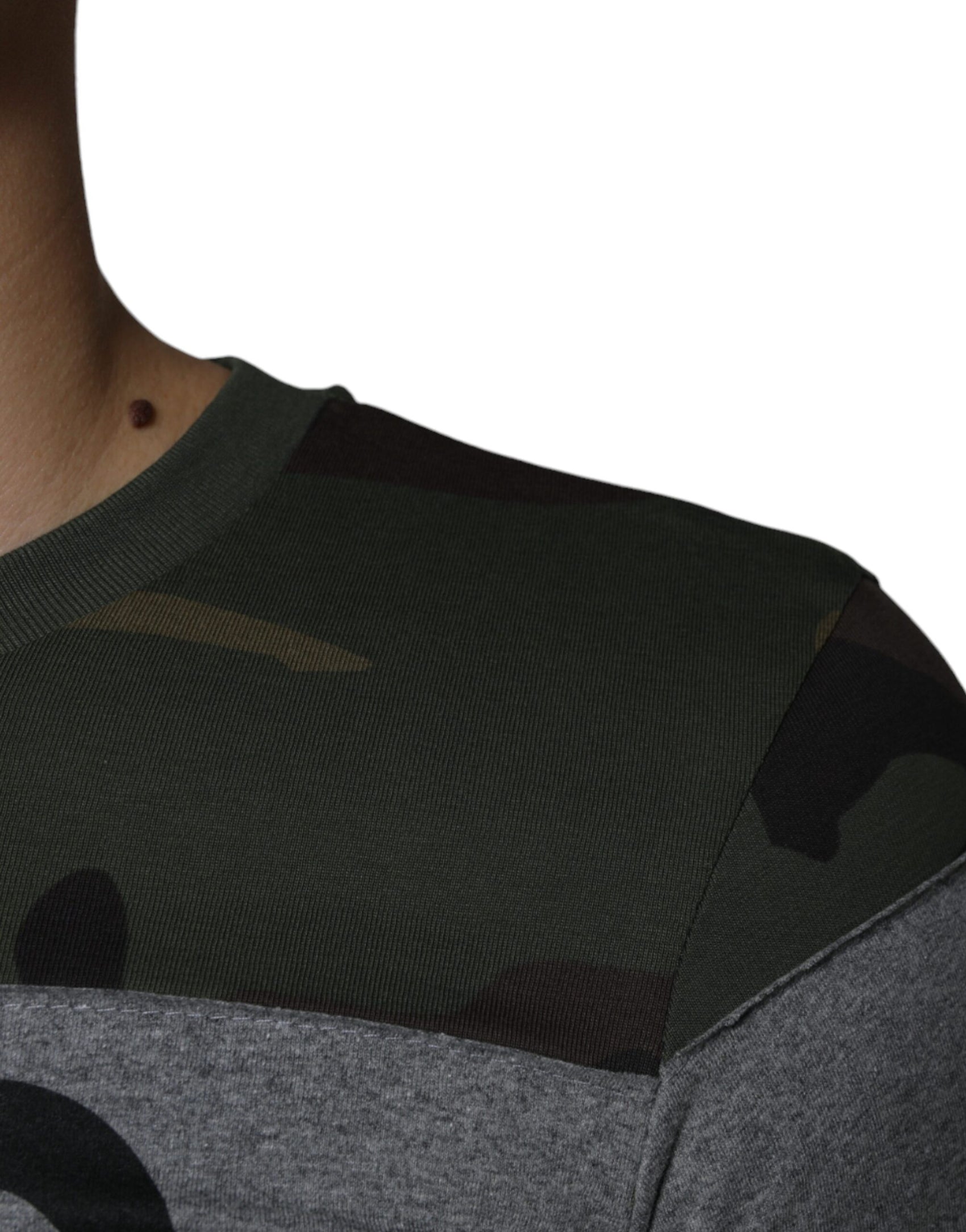 Mehrfarbiges Camouflage-T-Shirt aus Baumwolle mit Rundhalsausschnitt