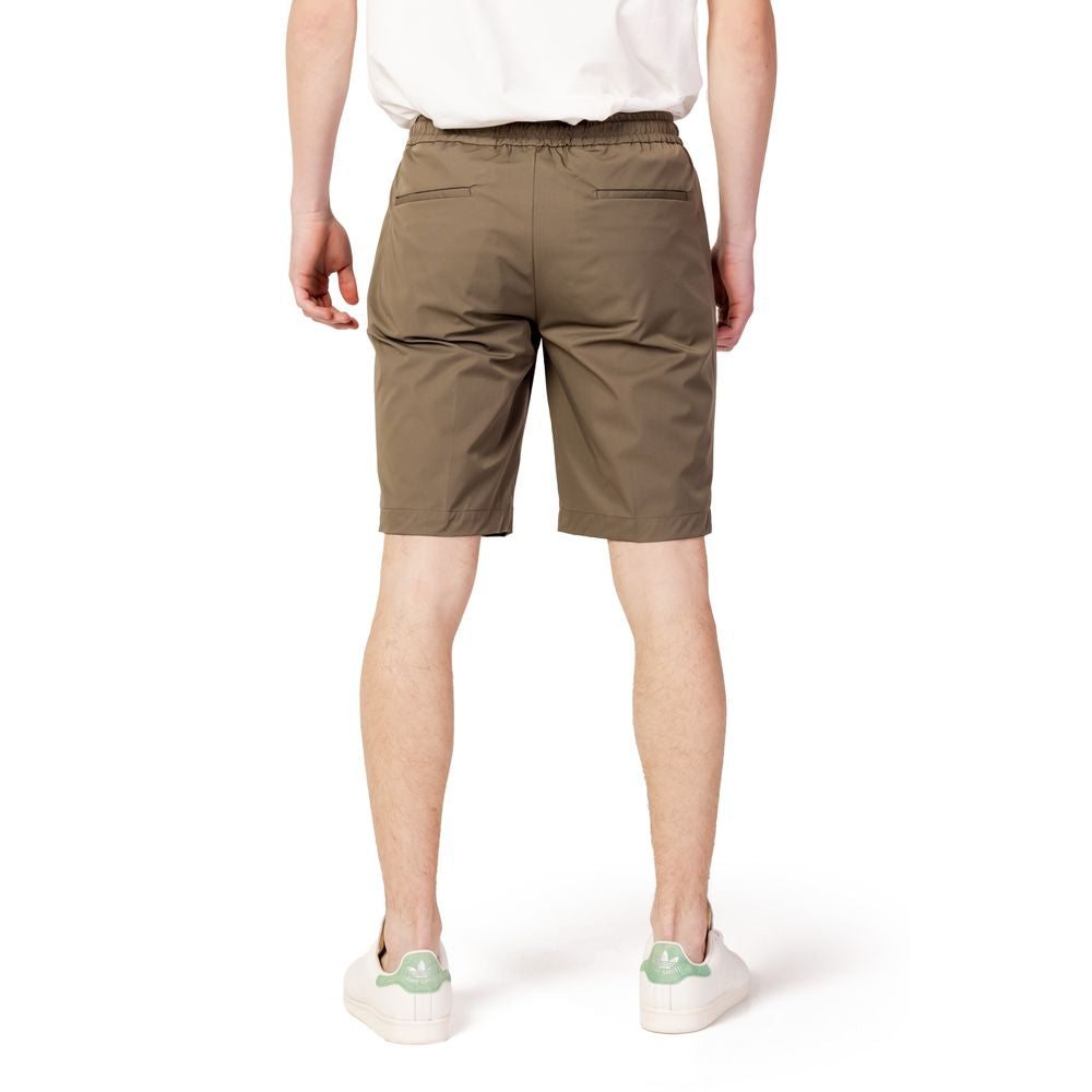 Grüne Nylonshorts