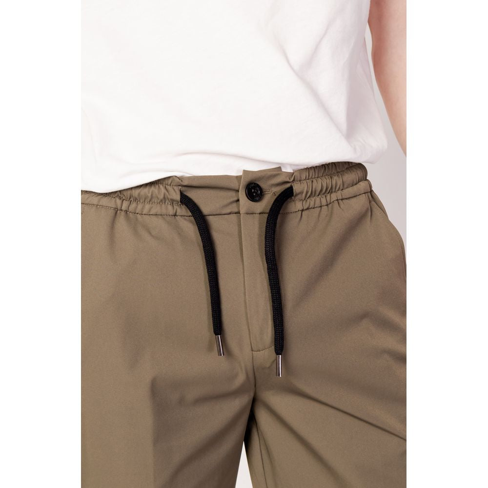 Grüne Nylonshorts