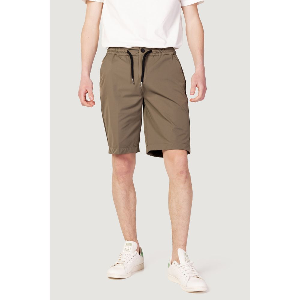 Grüne Nylonshorts
