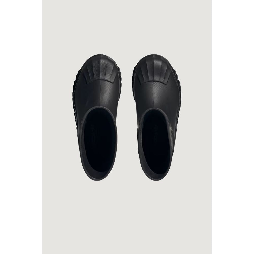 Schwarzer Stiefel aus synthetischem Material