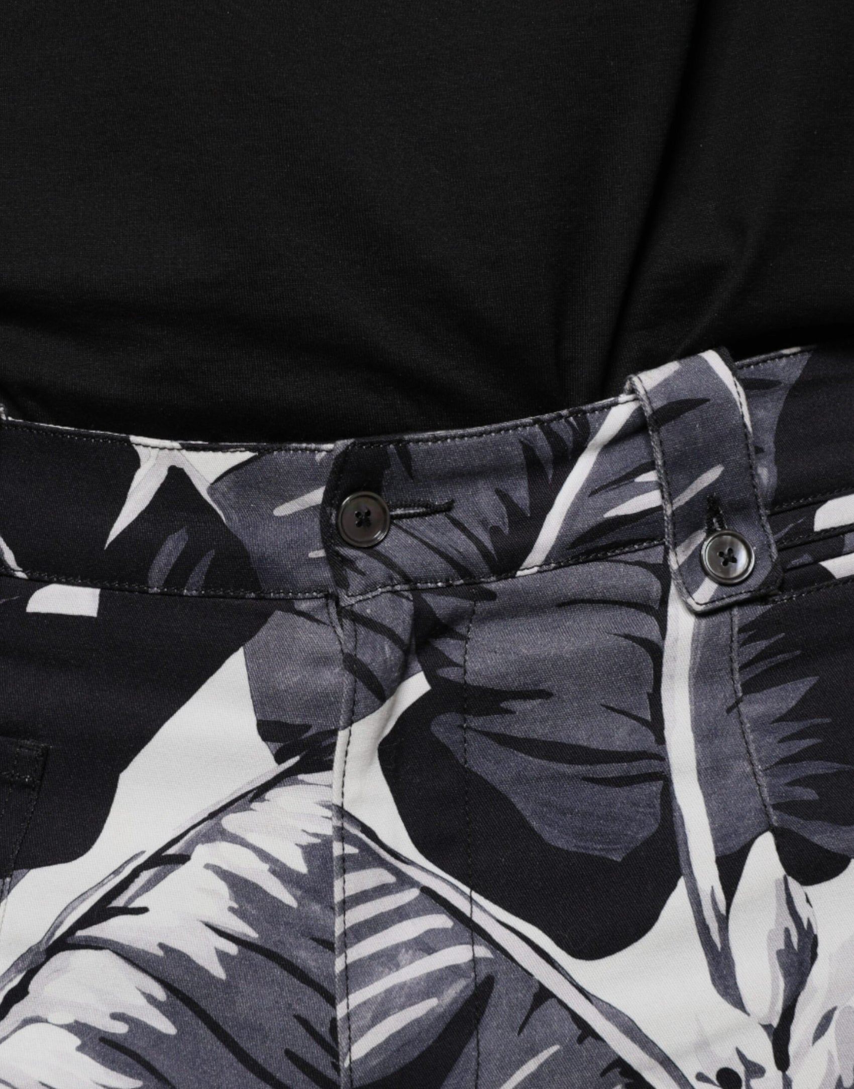 Graue Caprihose aus Baumwollstretch mit Bananenblattmuster