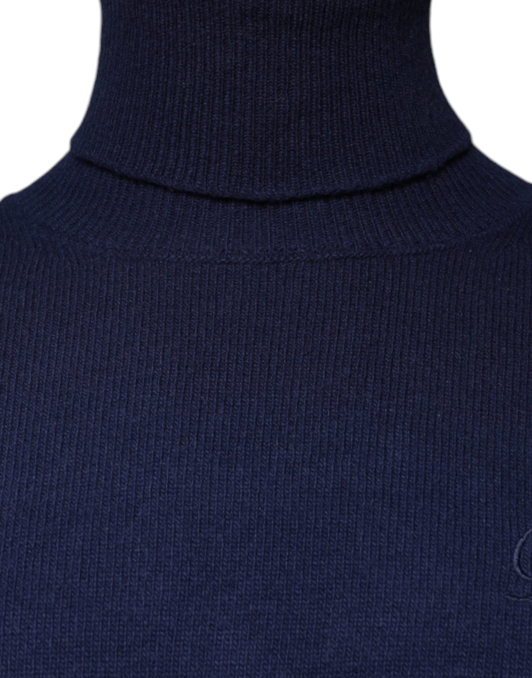 Blauer Rollkragenpullover aus Wollstrick