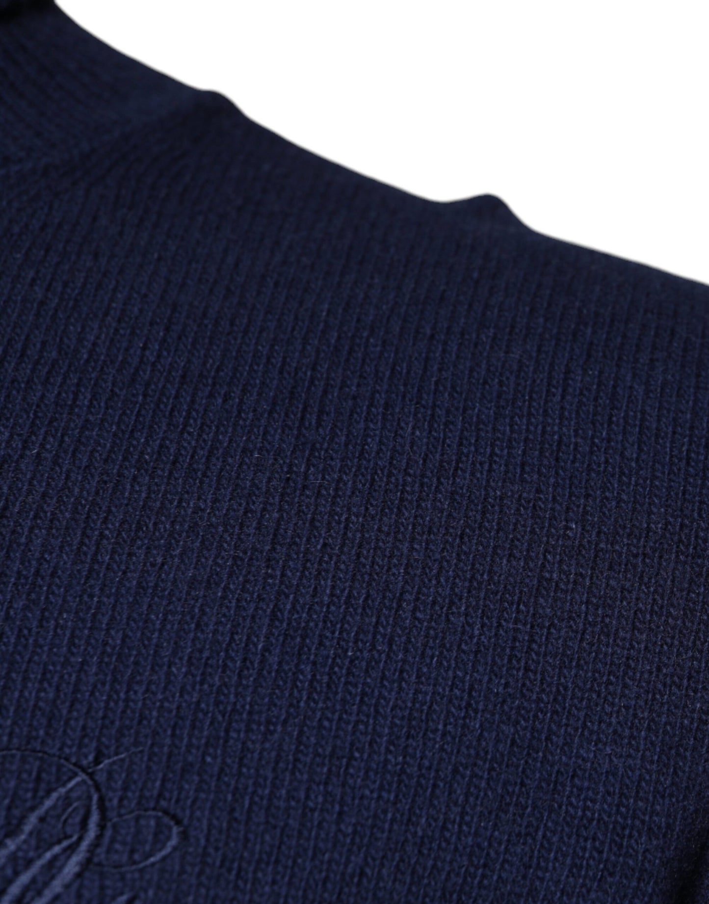 Blauer Rollkragenpullover aus Wollstrick
