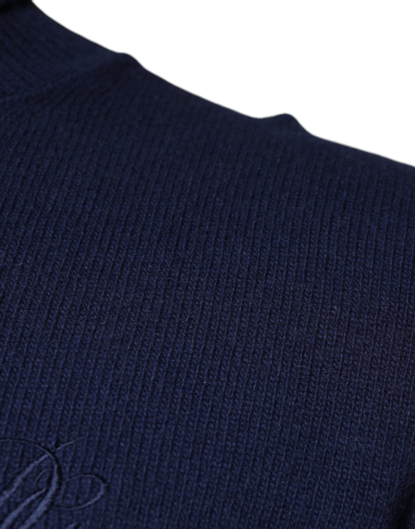 Blauer Rollkragenpullover aus Wollstrick