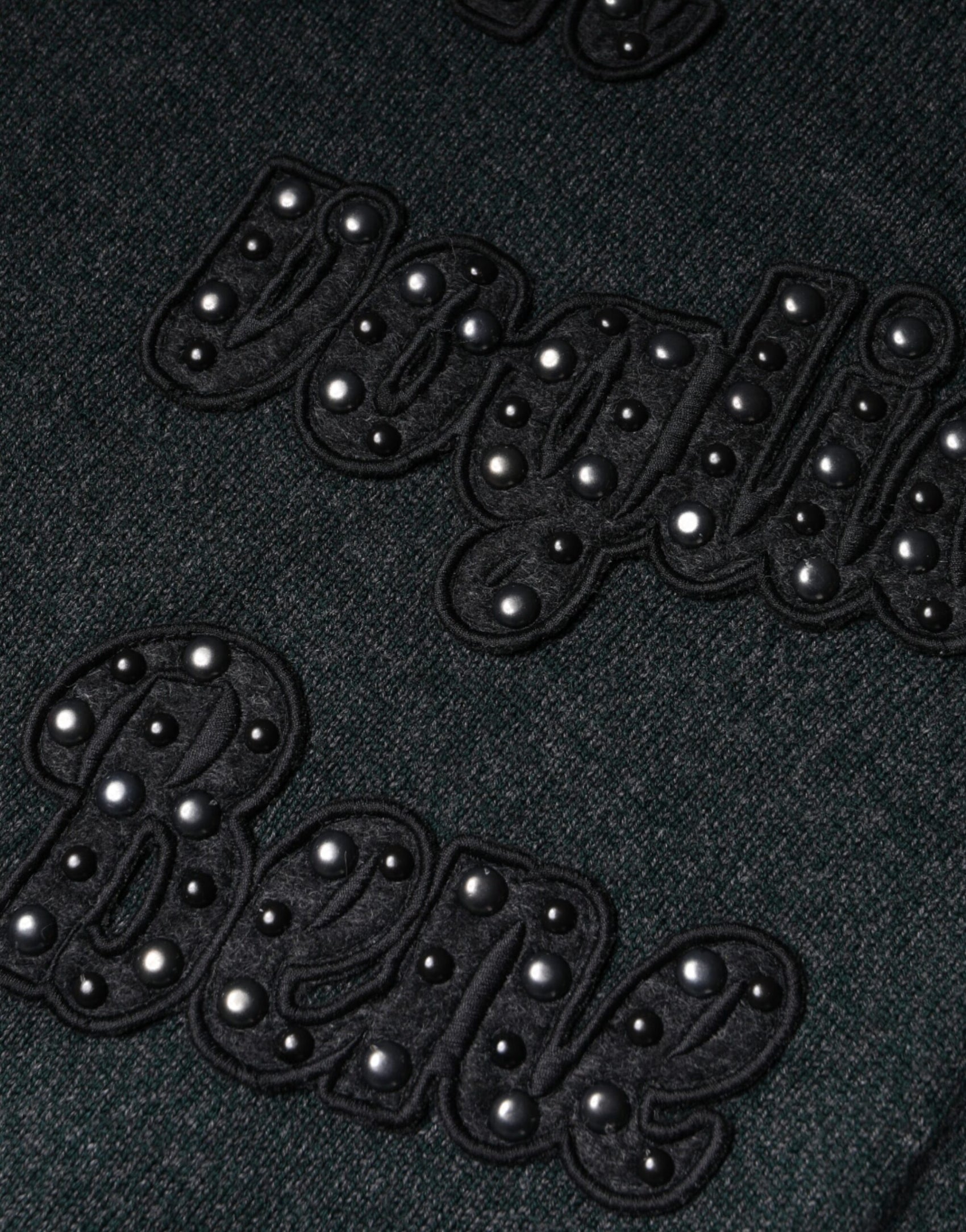 Grauer Pullover mit Rundhalsausschnitt und Verzierung