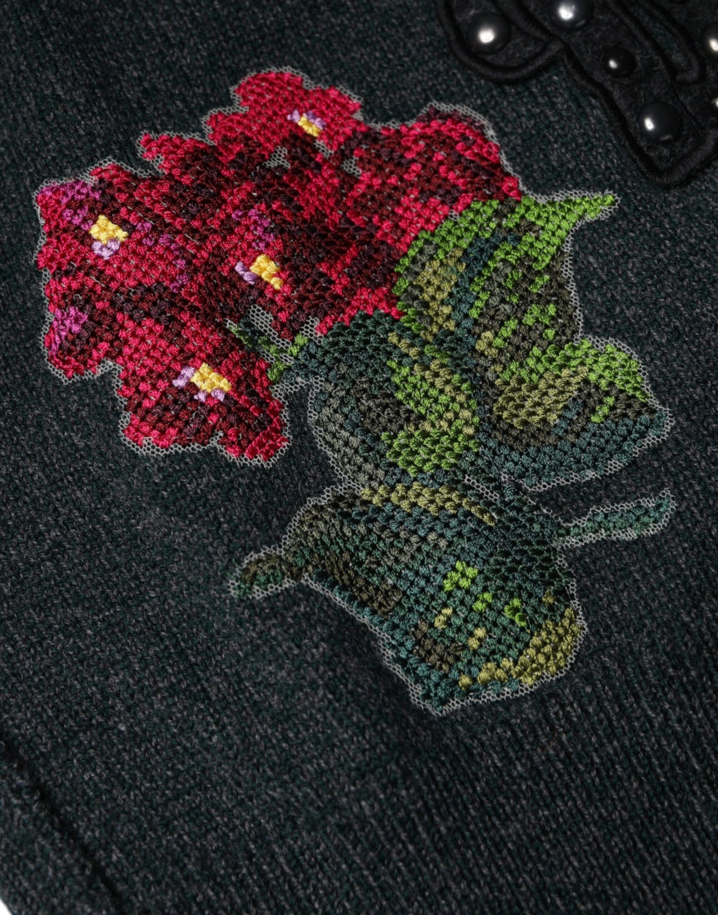 Grauer Pullover mit Rundhalsausschnitt und Verzierung