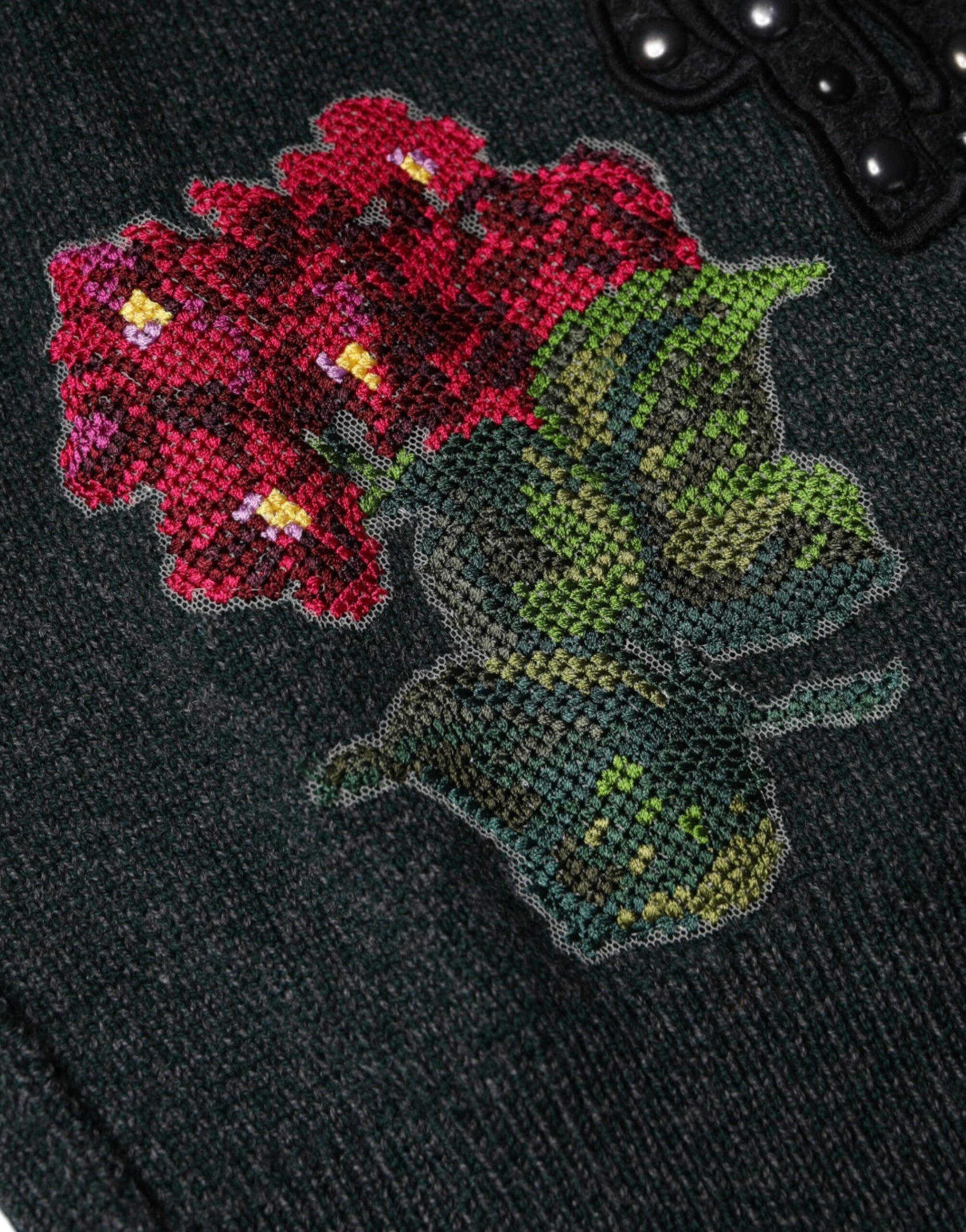 Grauer Pullover mit Rundhalsausschnitt und Verzierung