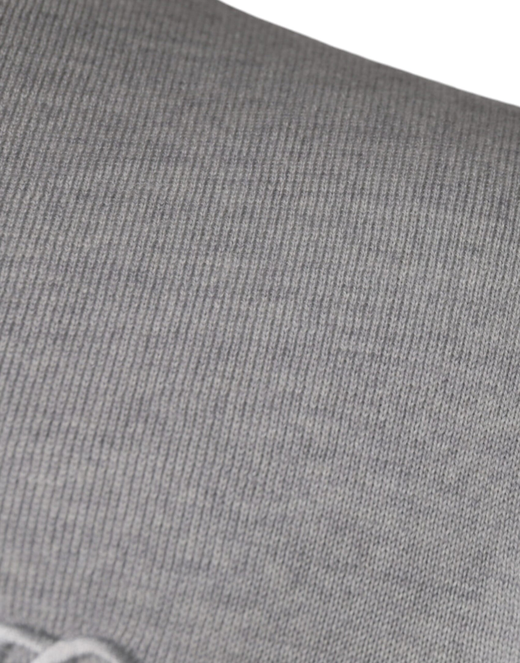 Hellgrauer Pullover aus Wolle mit Rundhalsausschnitt