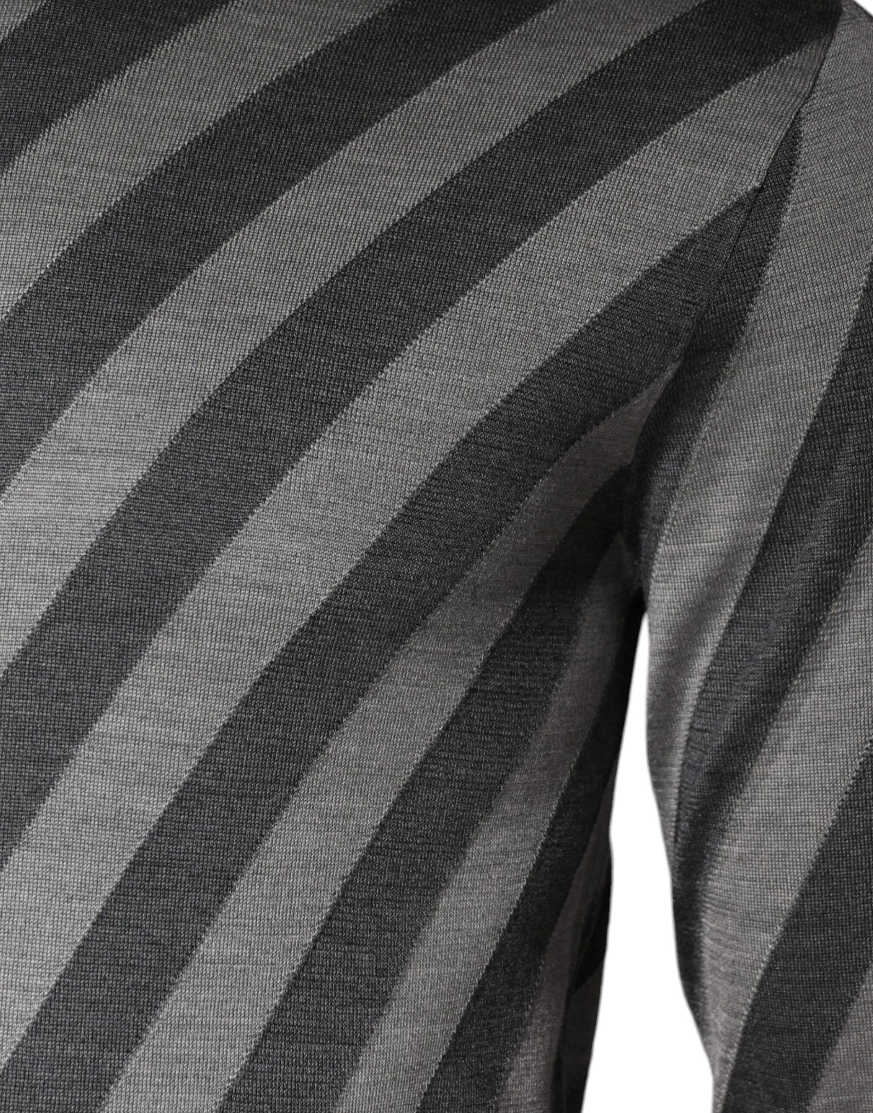 Grau gestreifter Pullover mit langen Ärmeln und Rundhalsausschnitt