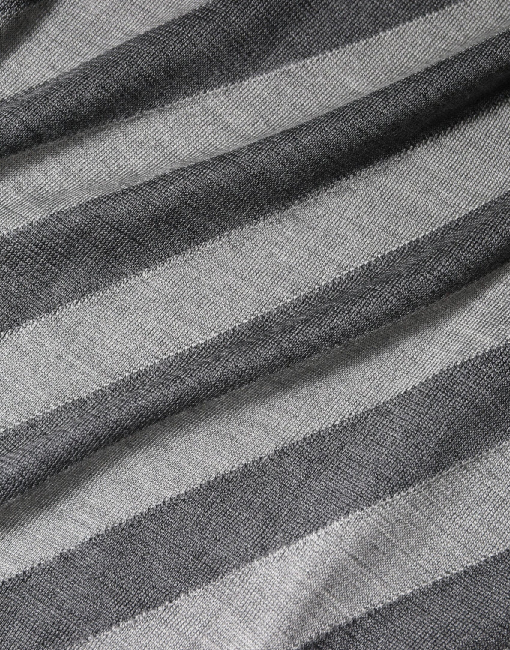 Grau gestreifter Pullover mit langen Ärmeln und Rundhalsausschnitt