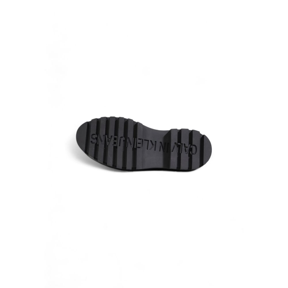 Schwarzer flacher Schuh aus Polyethylen