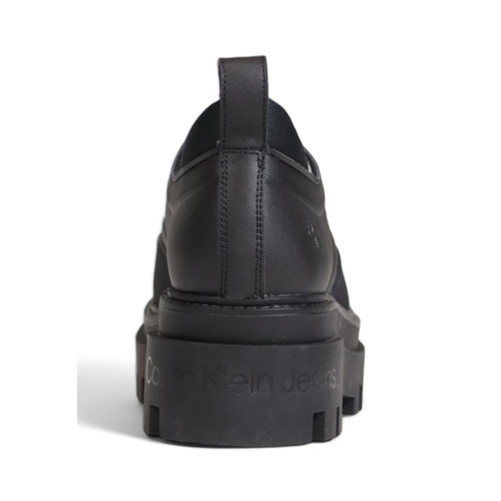 Schwarzer flacher Schuh aus Polyethylen