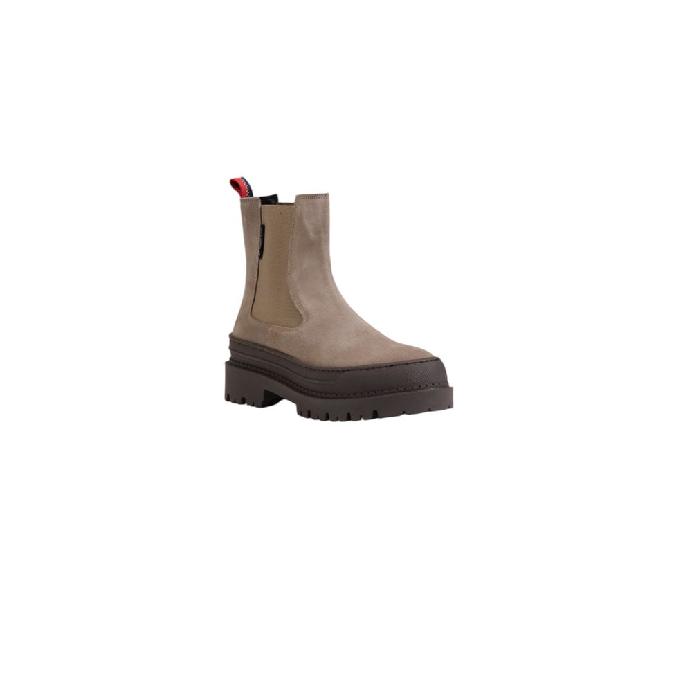 Grauer Wildlederstiefel