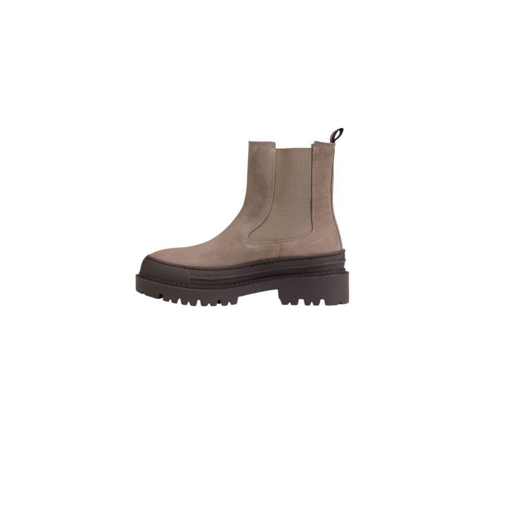 Grauer Wildlederstiefel