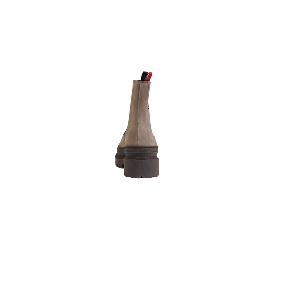 Grauer Wildlederstiefel