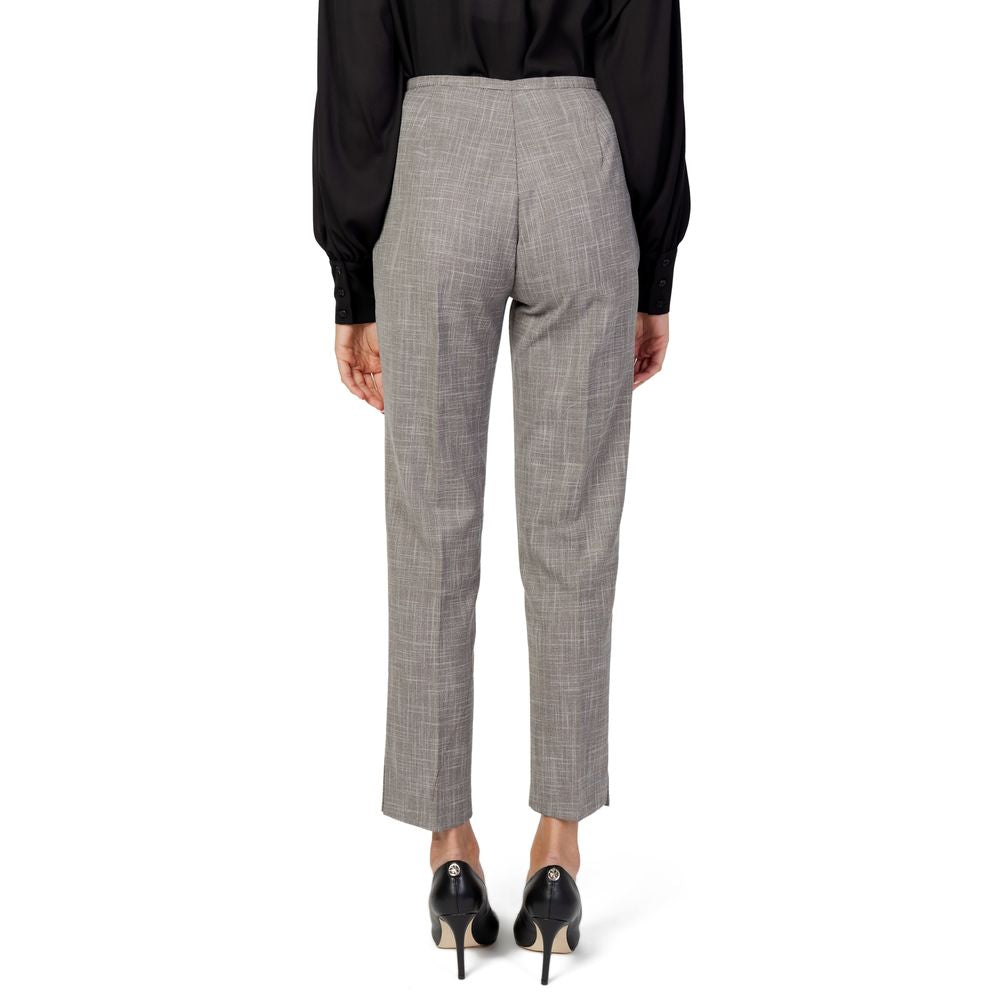 Graue Polyesterjeans und -hose