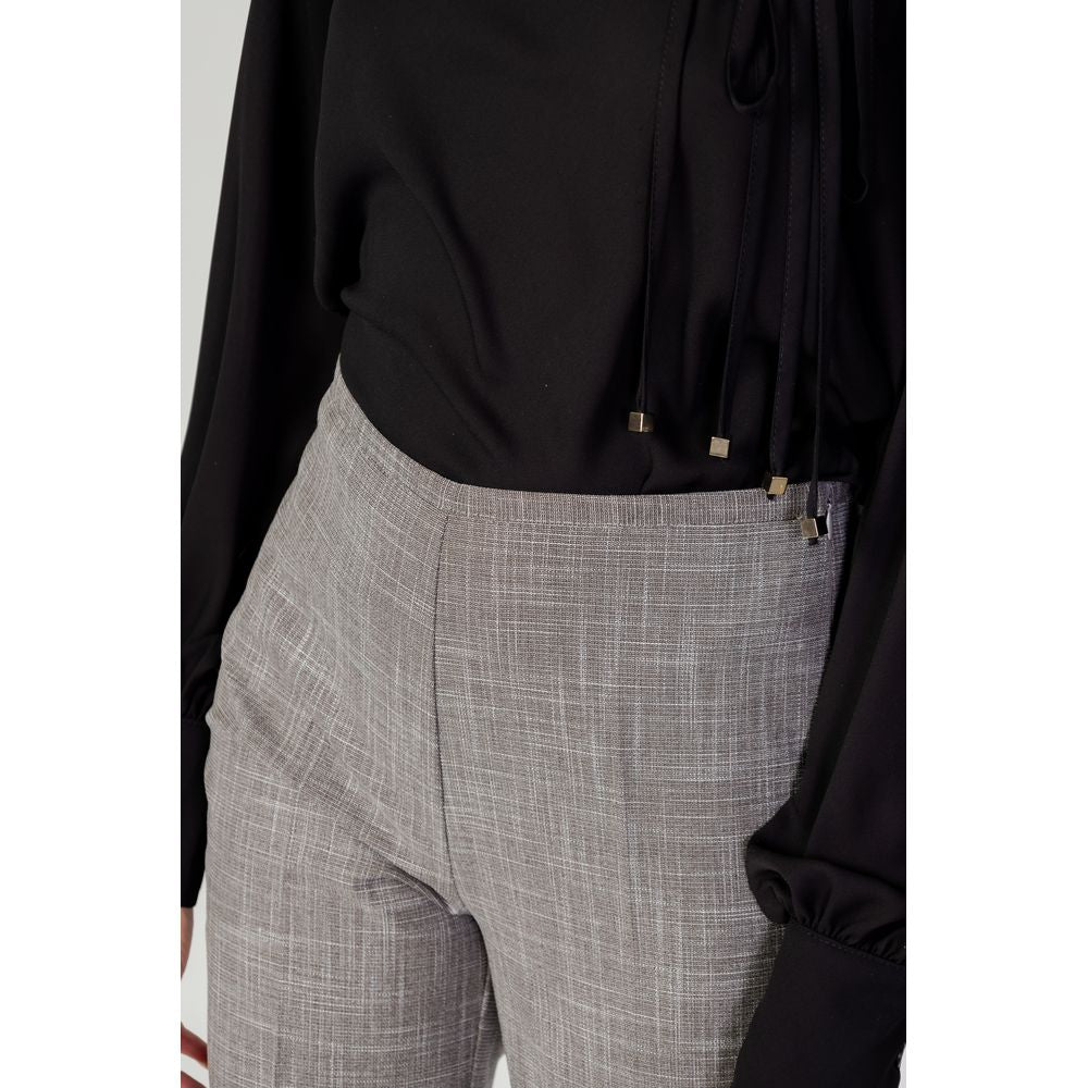 Graue Polyesterjeans und -hose