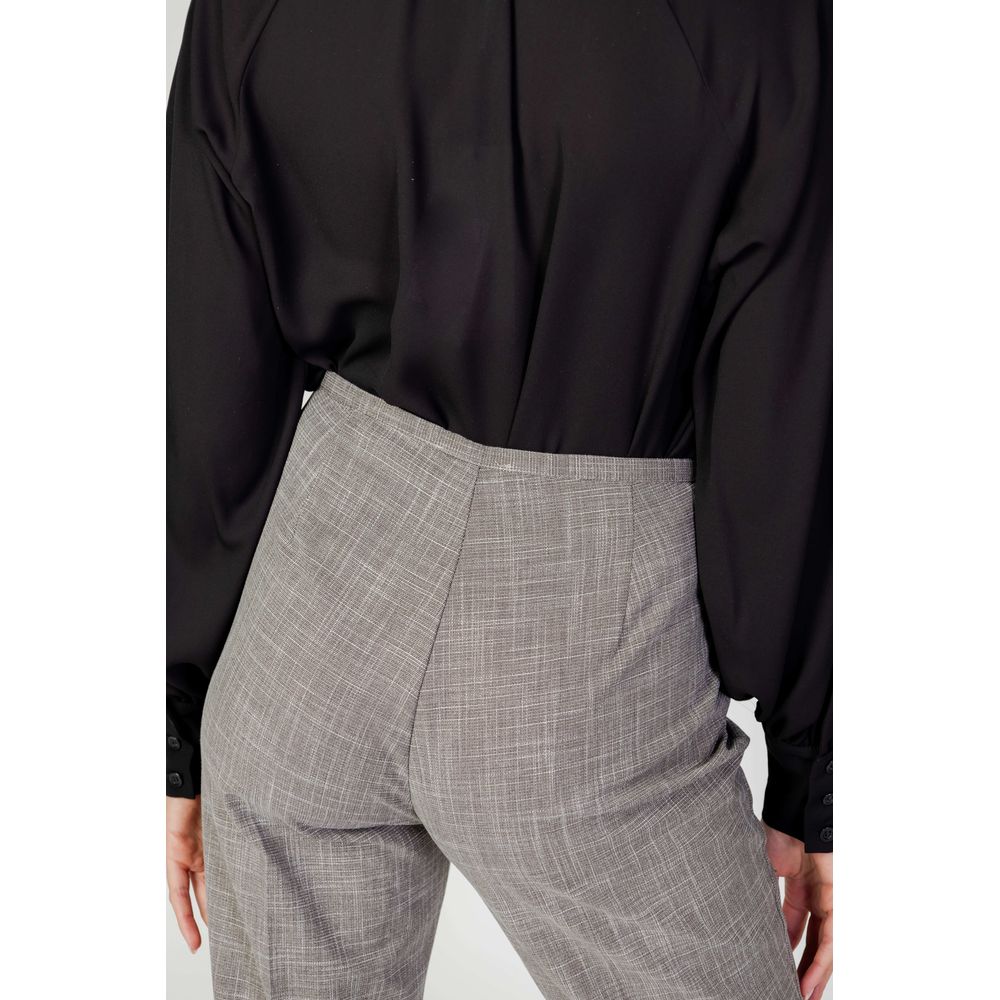 Graue Polyesterjeans und -hose