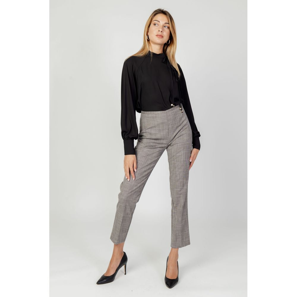 Graue Polyesterjeans und -hose