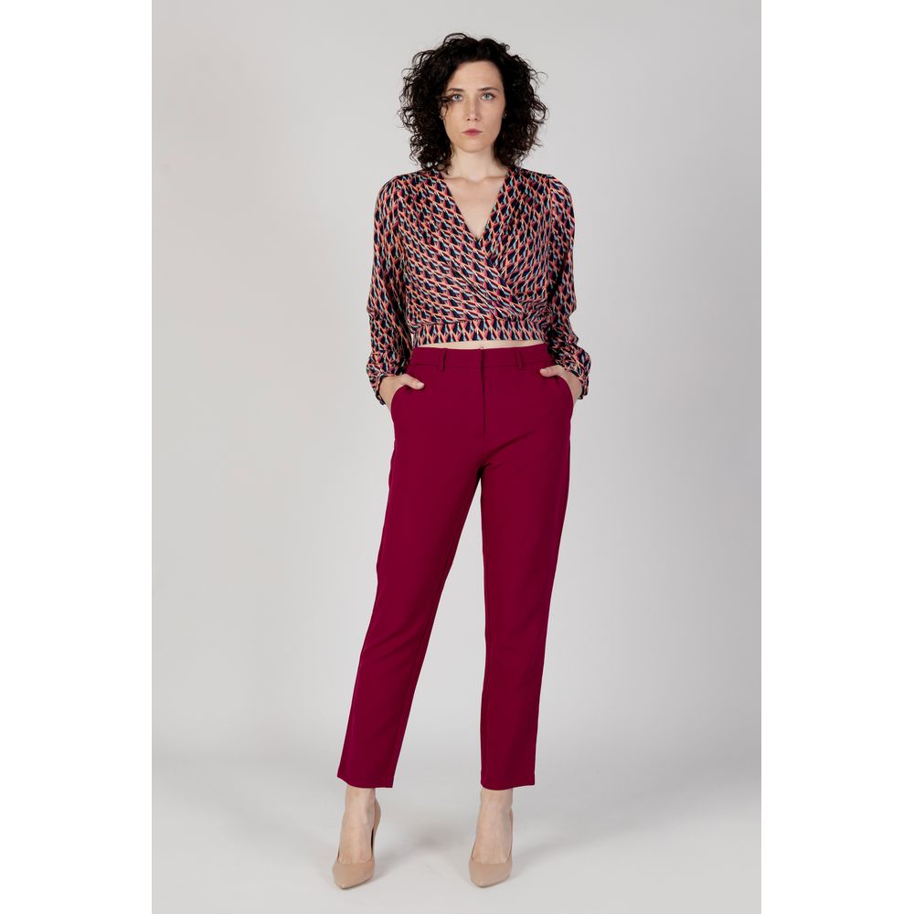 Bordeauxfarbene Polyesterjeans und -hose