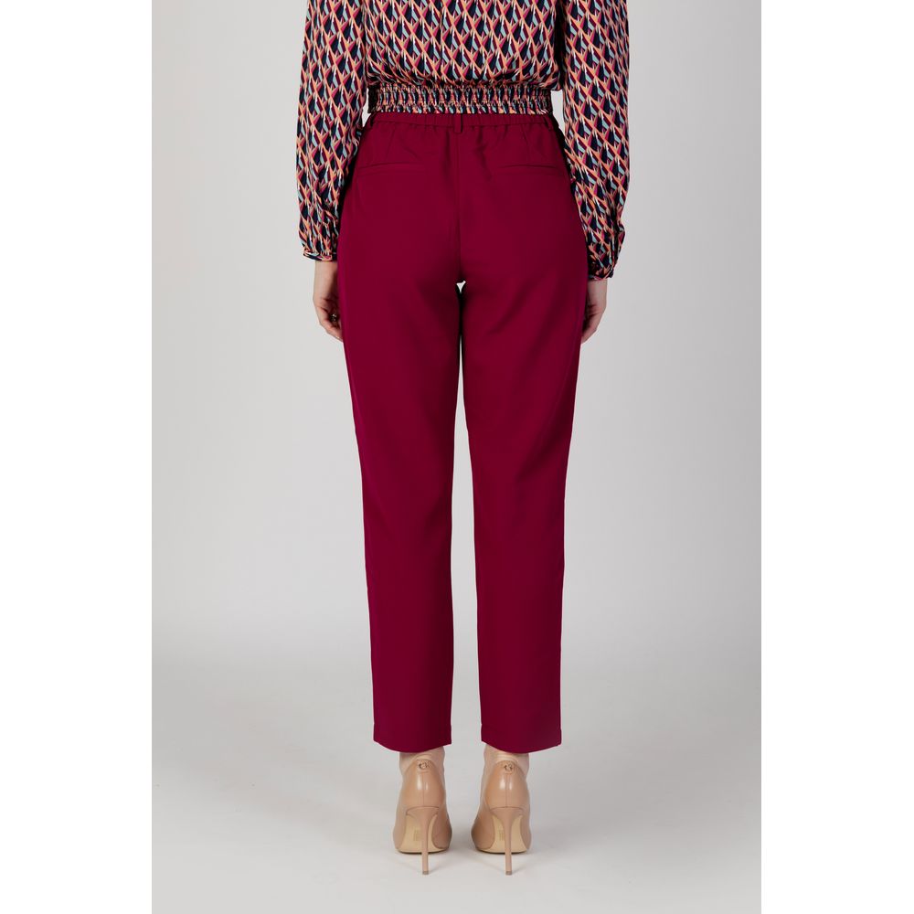 Bordeauxfarbene Polyesterjeans und -hose