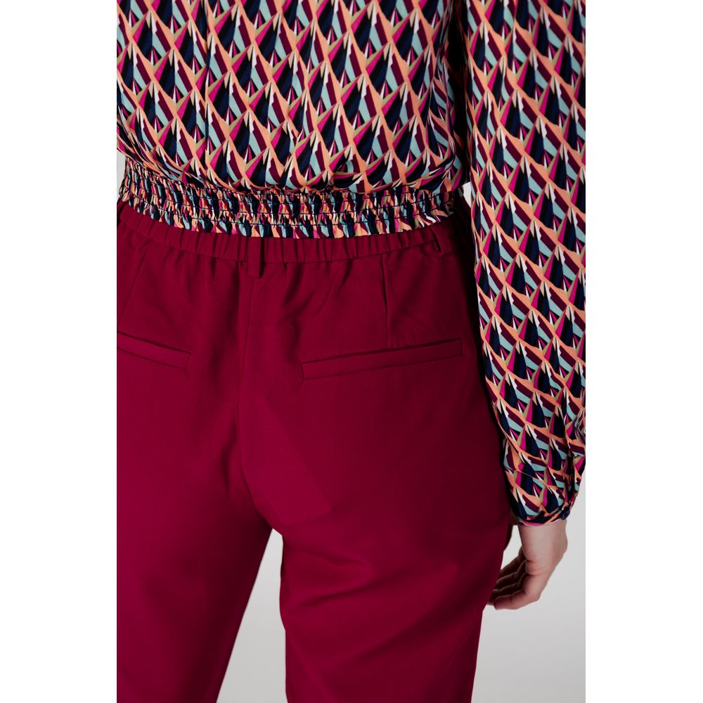 Bordeauxfarbene Polyesterjeans und -hose