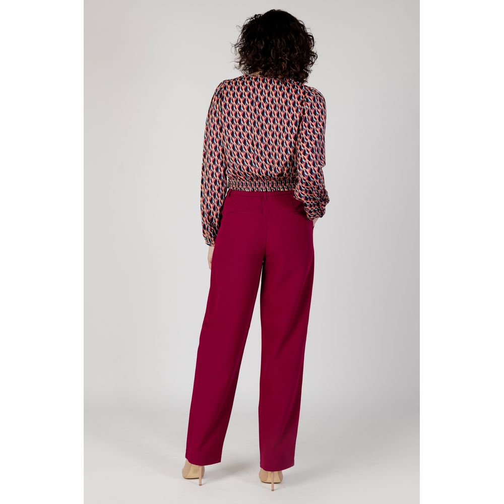 Bordeauxfarbene Polyesterjeans und -hose
