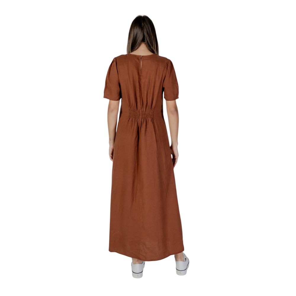 Braunes Leinenkleid