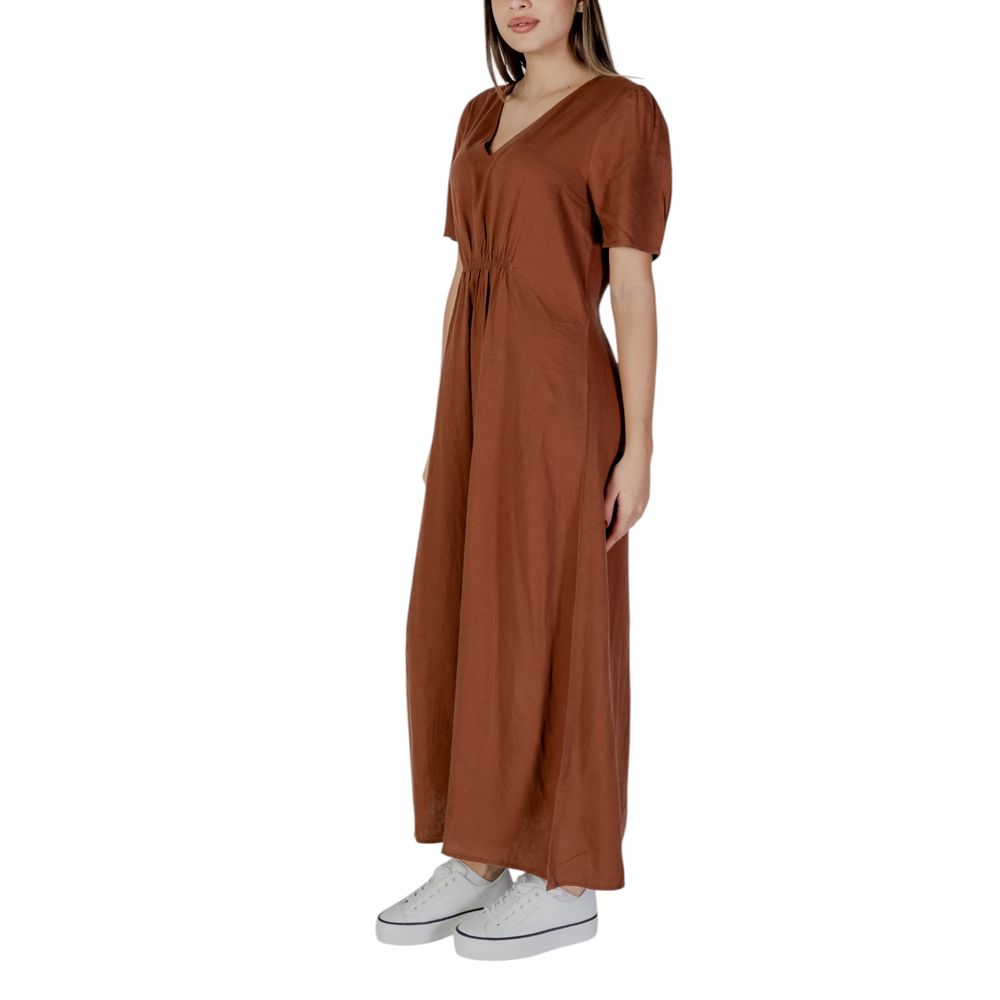Braunes Leinenkleid