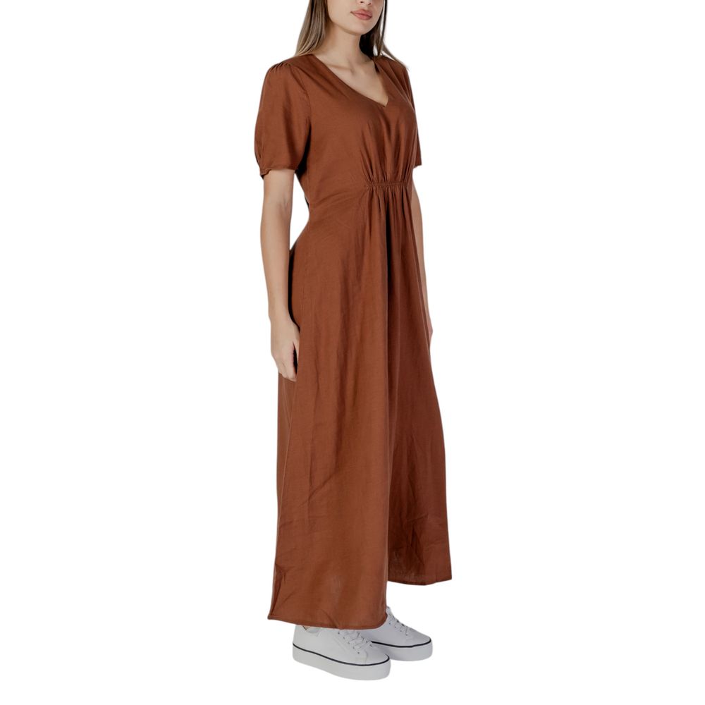 Braunes Leinenkleid