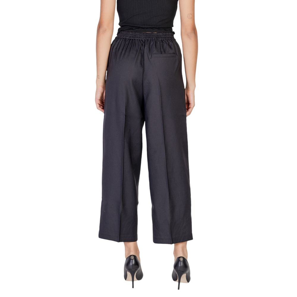 Schwarze Polyesterjeans und -hose