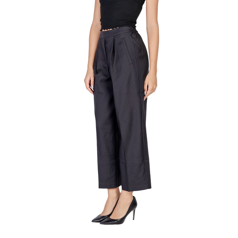 Schwarze Polyesterjeans und -hose