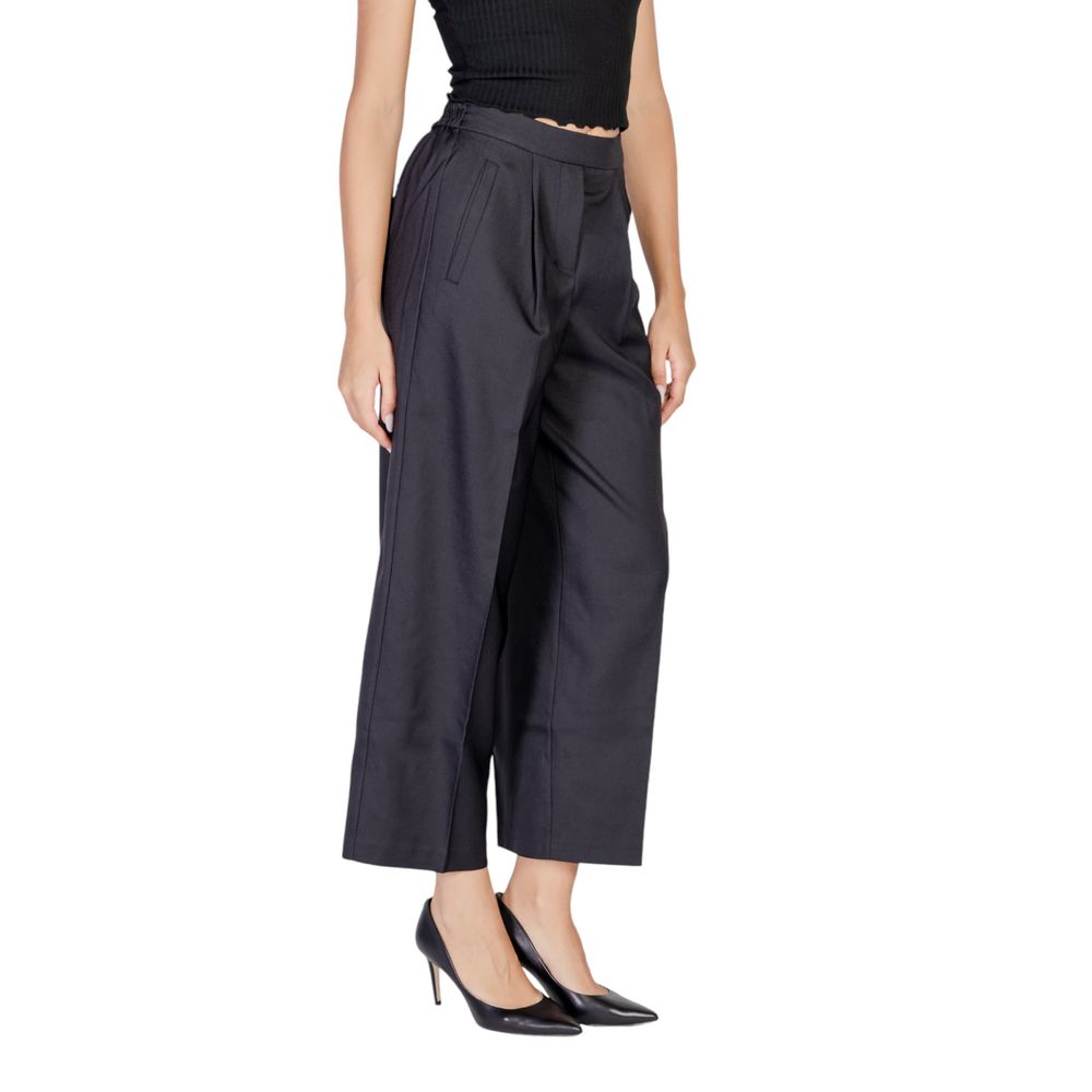Schwarze Polyesterjeans und -hose