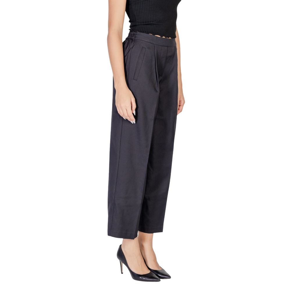Schwarze Polyesterjeans und -hose