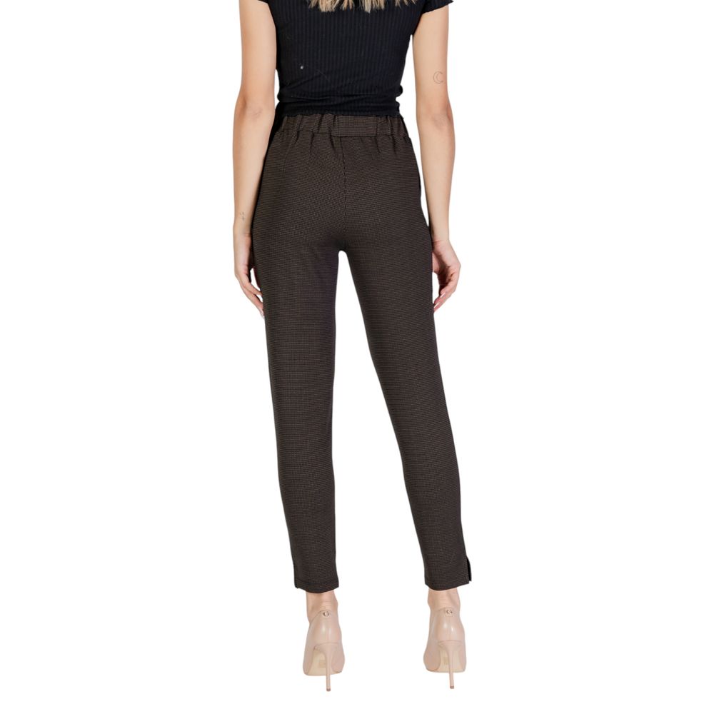 Braune Polyesterjeans und -hose