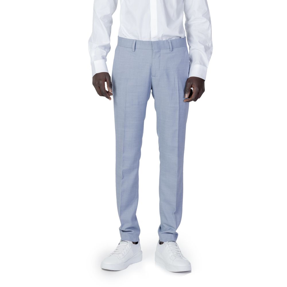 Blaue Polyesterjeans und -hose