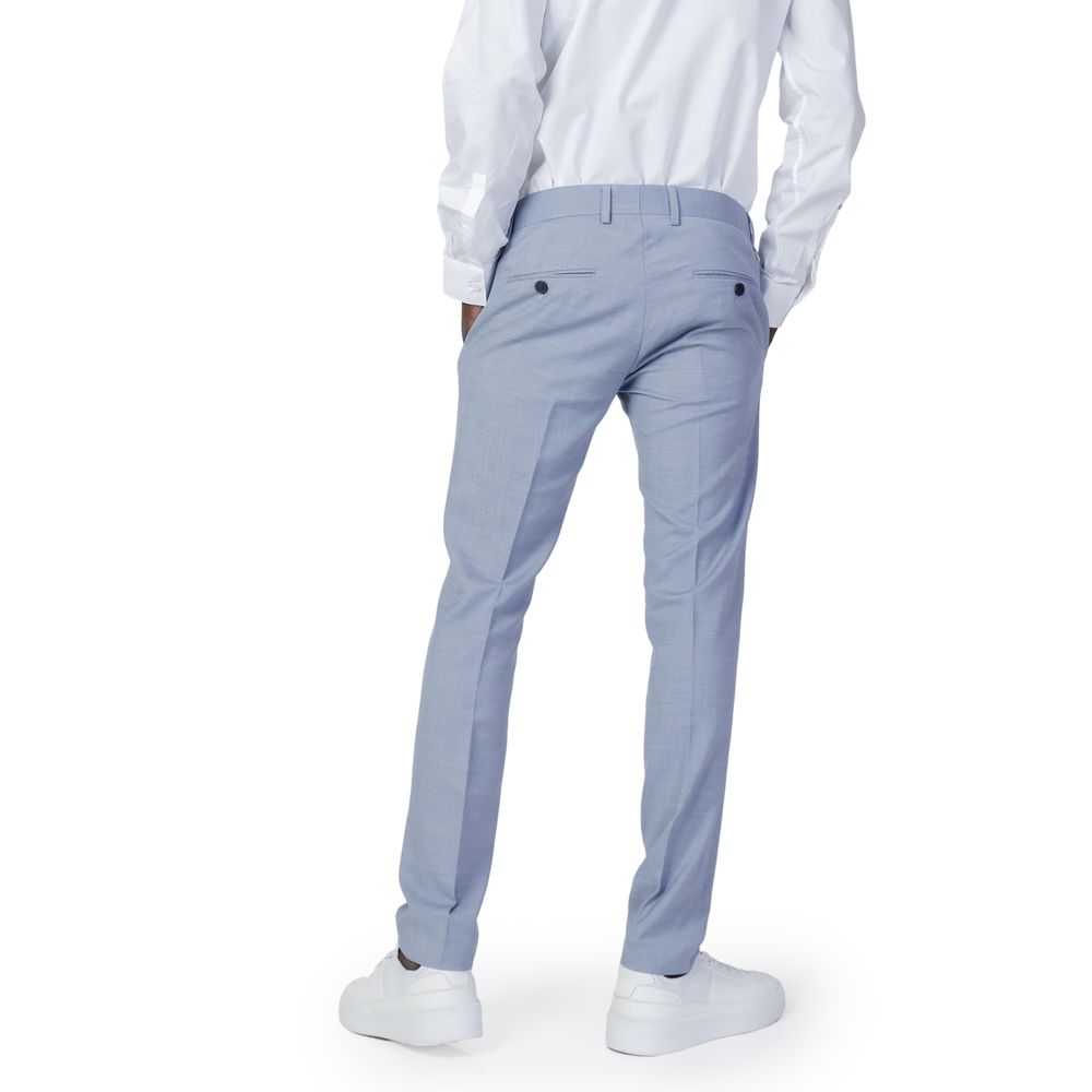 Blaue Polyesterjeans und -hose