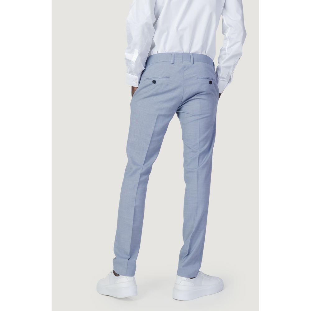 Blaue Polyesterjeans und -hose